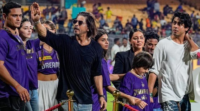 Gauri Khan Playfully Scolds Shah Rukh Khan for Removing His Mask AT IPL FINAL